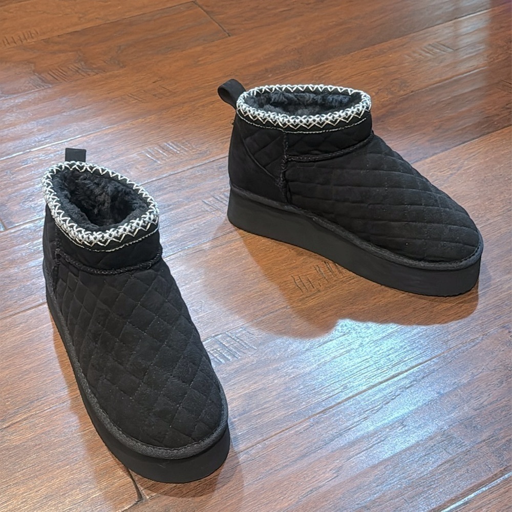 Size 10 BOOHOO Quilted Black Ankle Boots